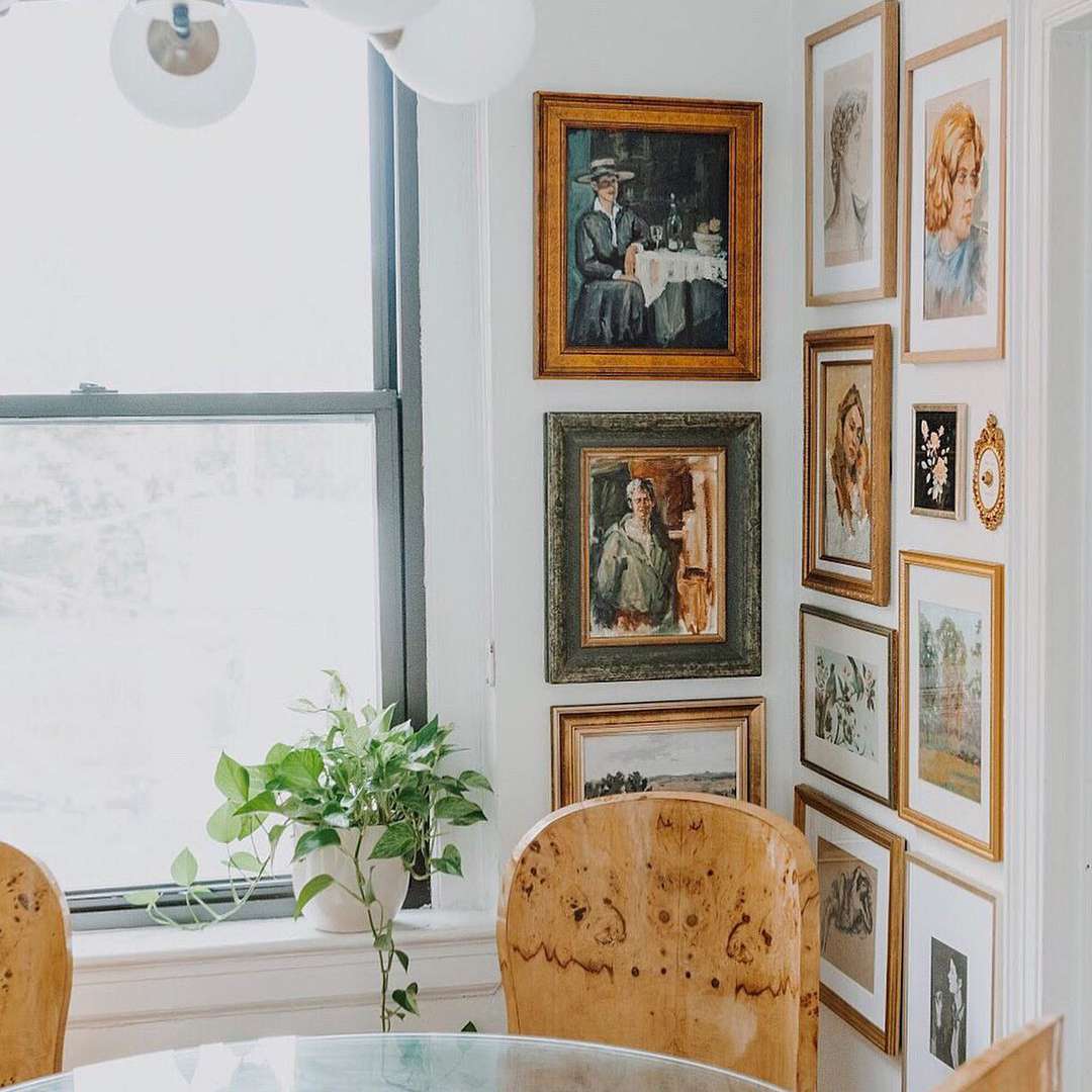 葡萄酒启发的画廊墙壁在厨房角落