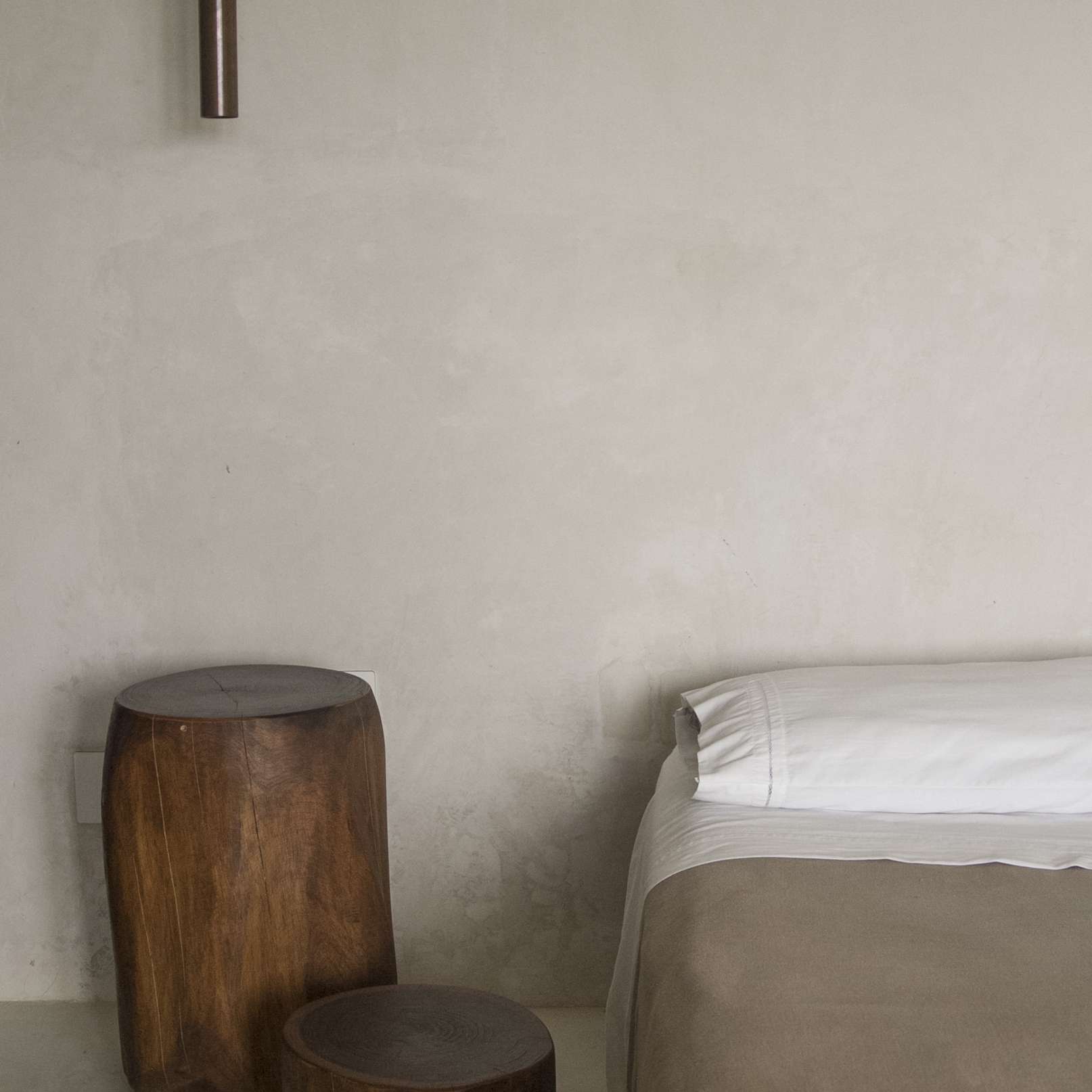 高视角床和木制座位上发言首页