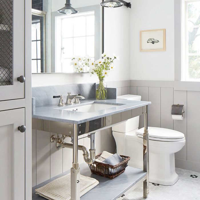 浴室有镜子在谷仓的门框上