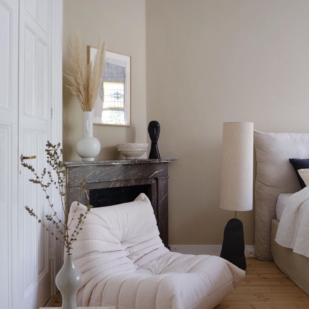 现代斯堪的纳维亚卧室与大灯罩小基地。