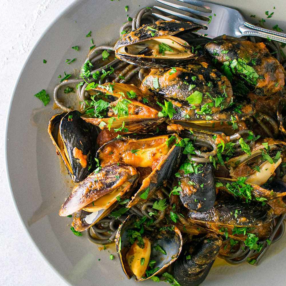 辣鱿鱼墨水面团用贻贝