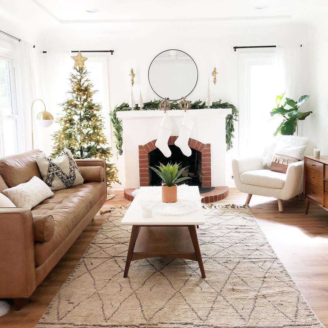 圣诞节客厅和壁炉。