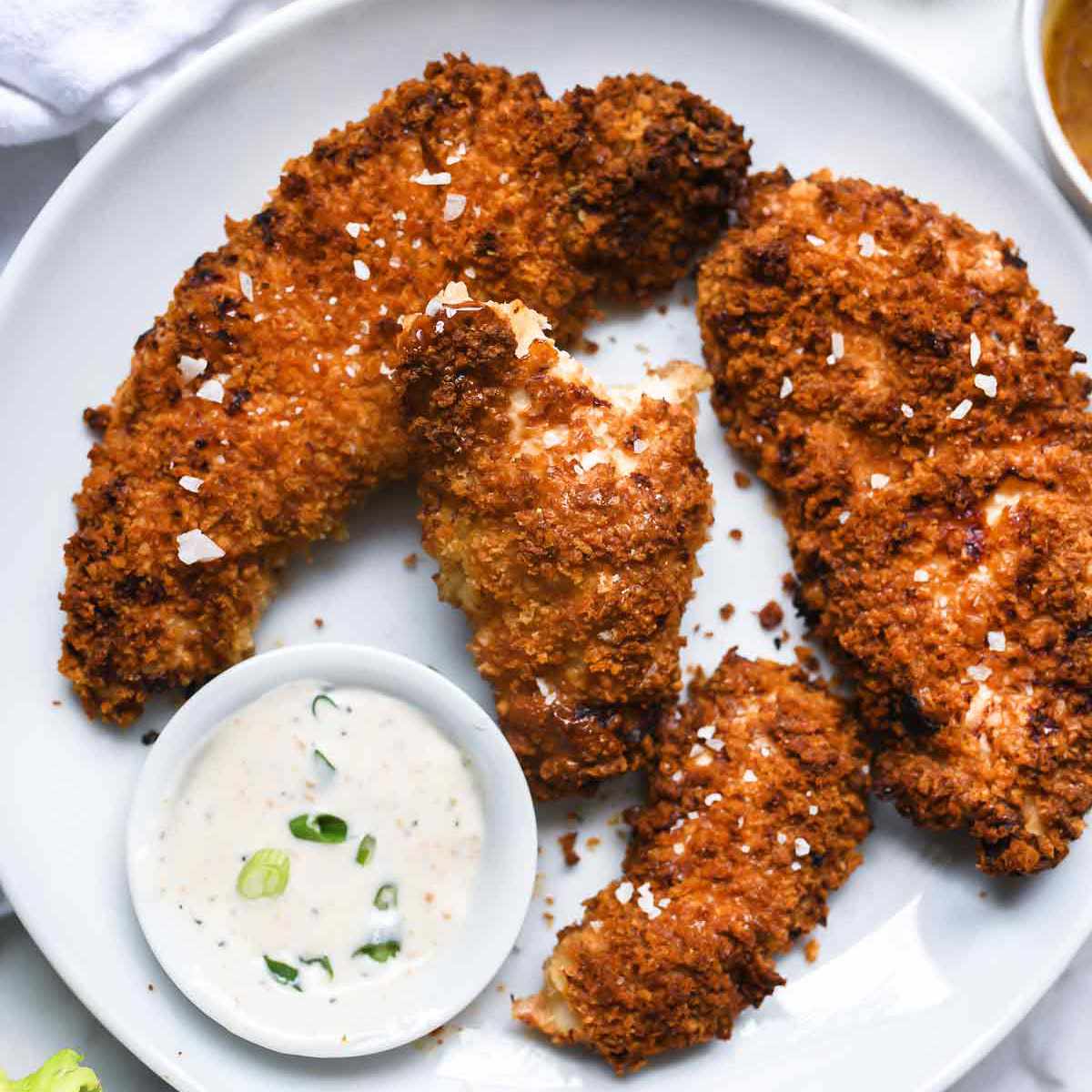 在盘子里半吃半吃裹着面包屑的鸡柳