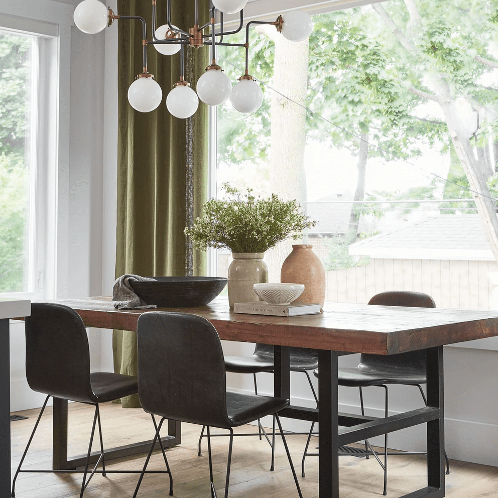 一个带有粗体灯具的现代化用餐室