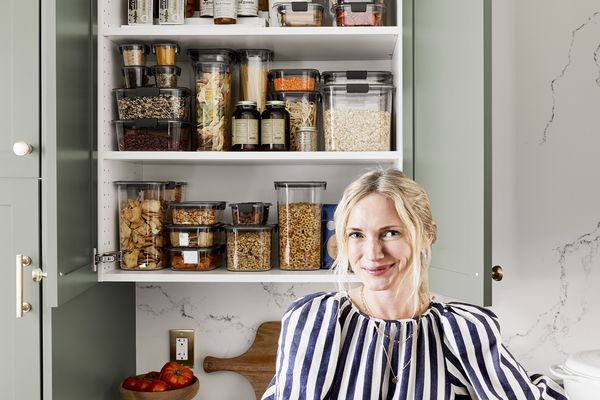 艾米莉亨德森在一个有组织的储藏室前面。