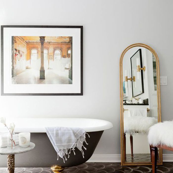 用鱼鳞水泥瓦的浴室