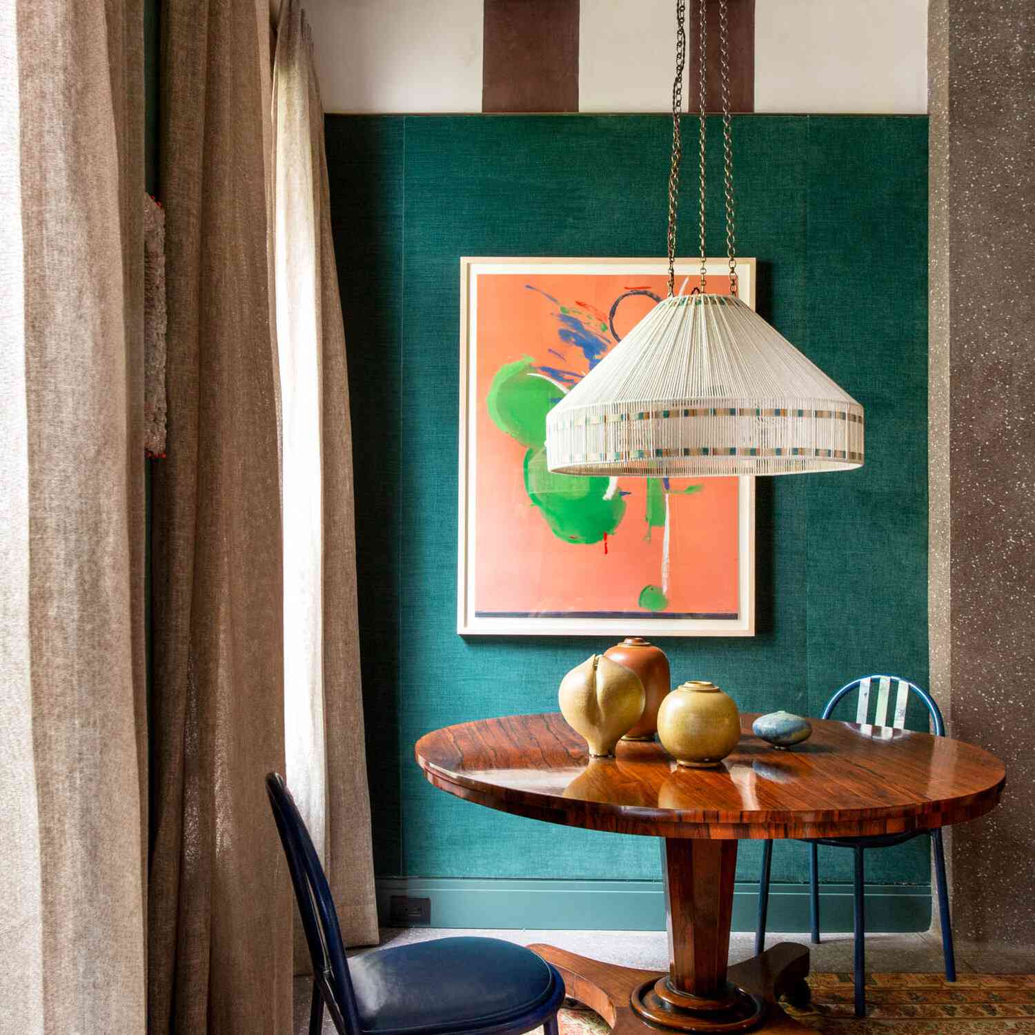 玉绿色的墙壁，鲑鱼色的地毯和配套的鲑鱼色艺术品的餐厅角落