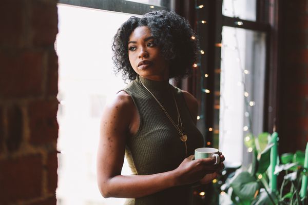 伤心的女人“class=