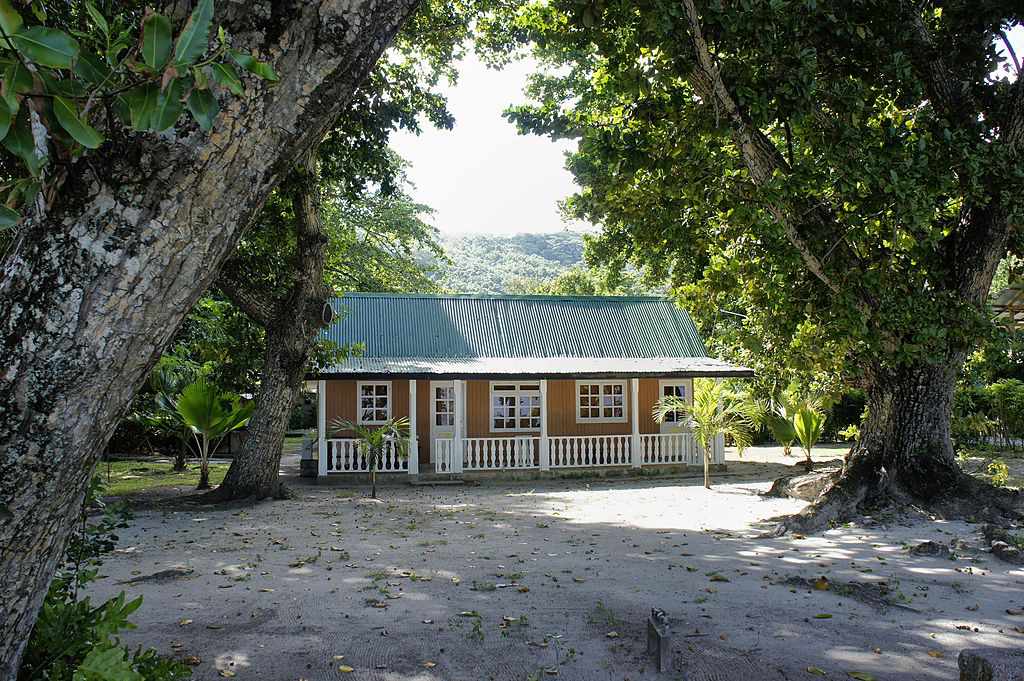 什么是农舍式的房子？佛罗里达州的饼干式房子，有金属斜屋顶和宽阔的前廊