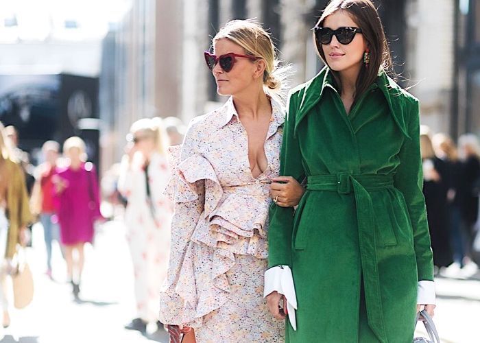 两个女人手挽手地走着