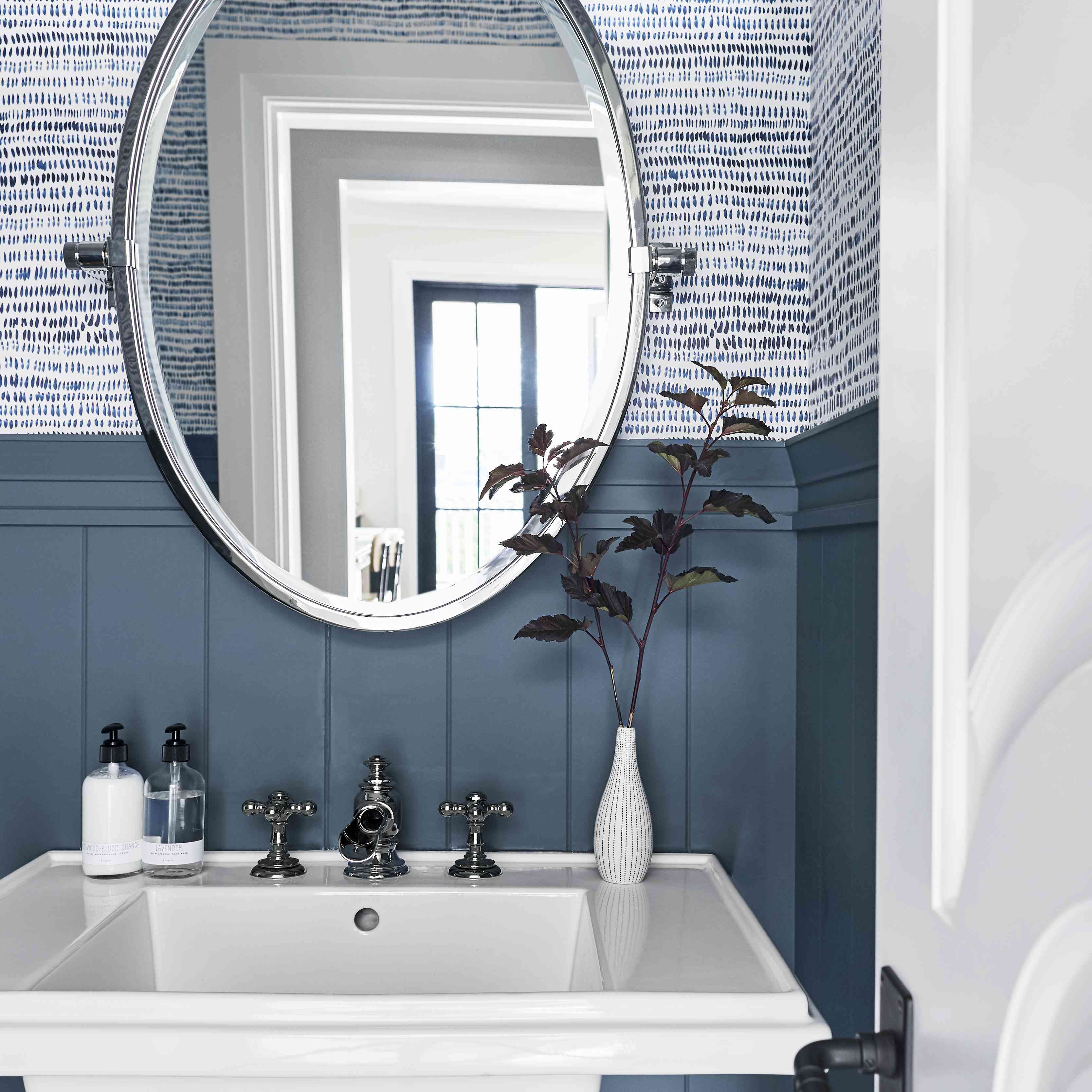有圆镜的蓝色卫生间