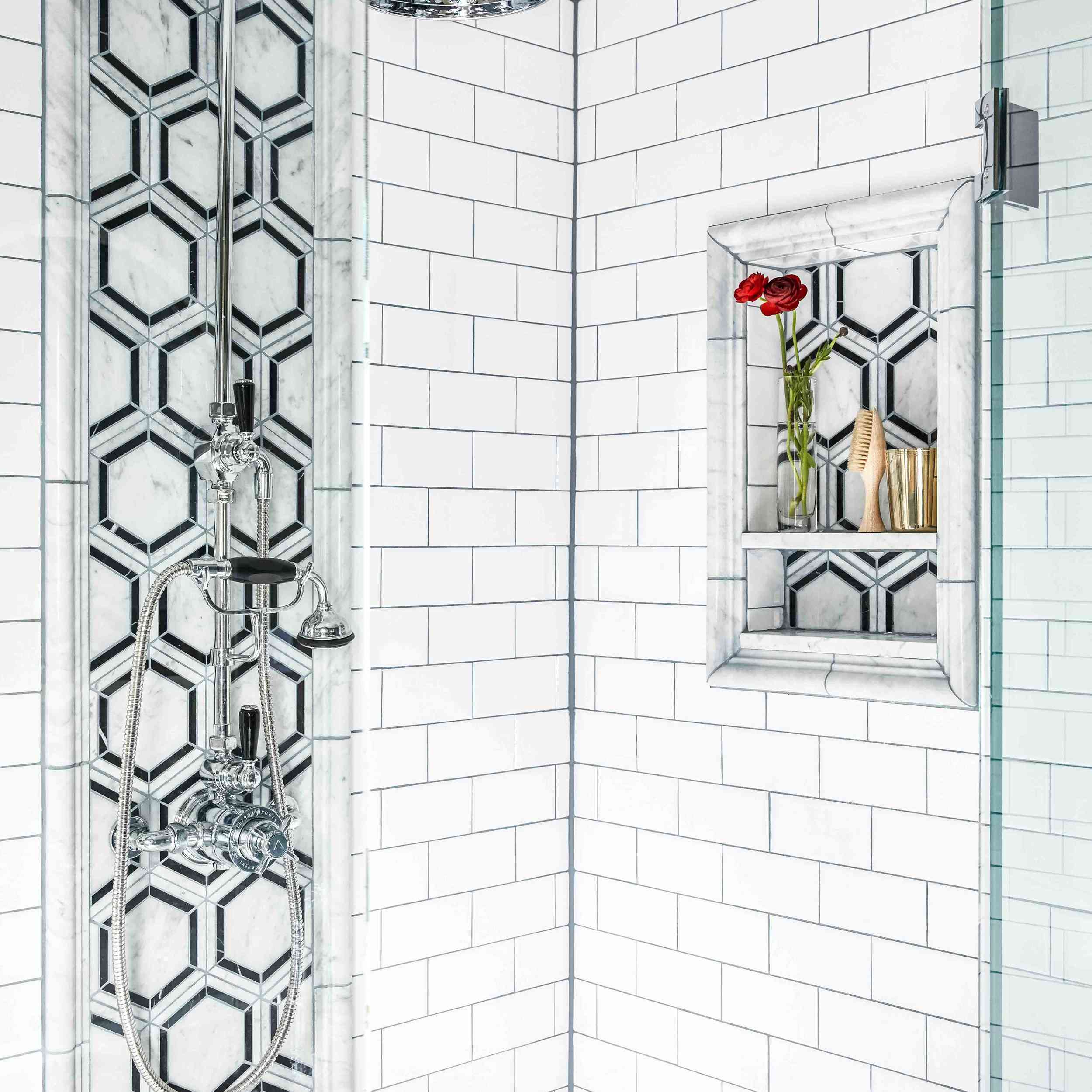 淋浴间铺着两种瓷砖:白色地铁瓷砖和八角形印花瓷砖