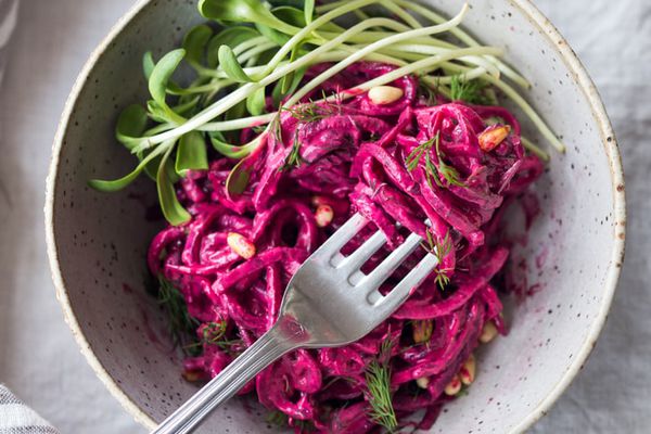 甜菜面，酸奶和莳萝