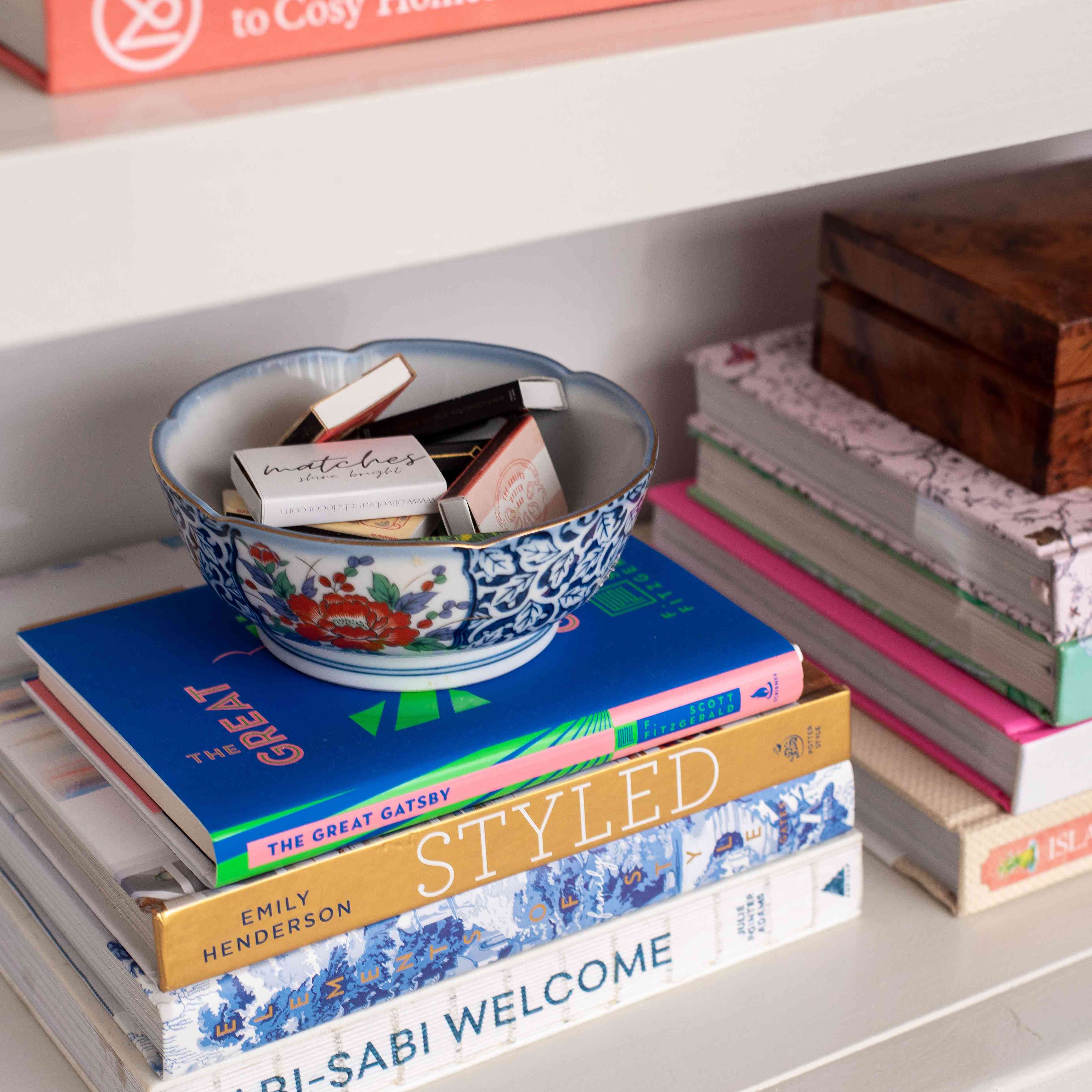 一摞书，上面有装饰性的碗。