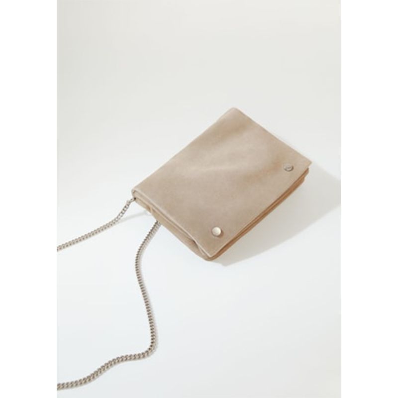 一个皮革皮瓣横身袋与链带。