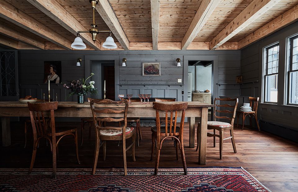 带餐桌的乡村风格