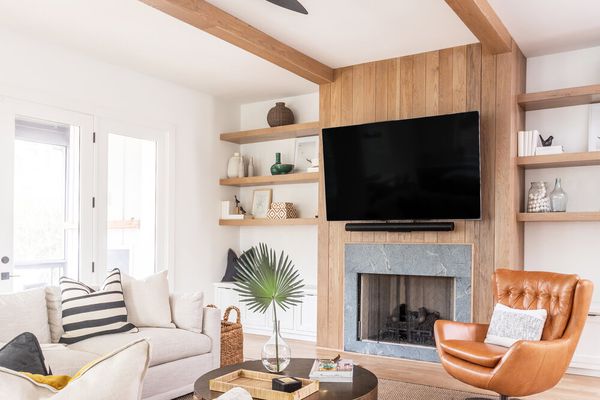 中性的客厅，棕色皮革扶手椅。