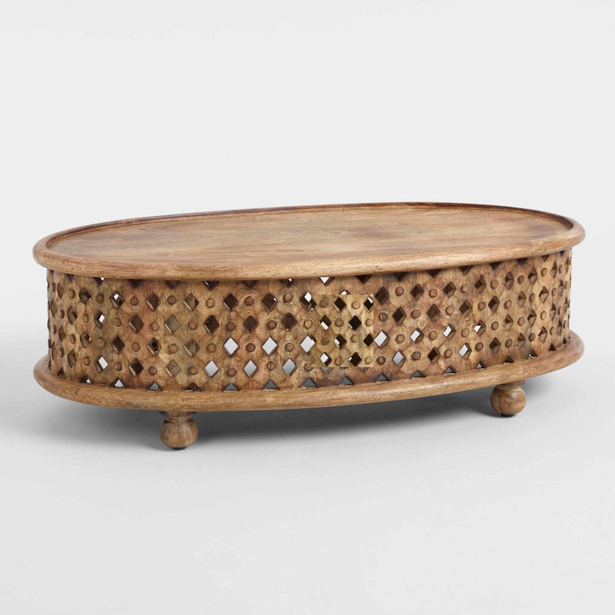 椭圆形的木雕咖啡桌，桌脚是圆面包。