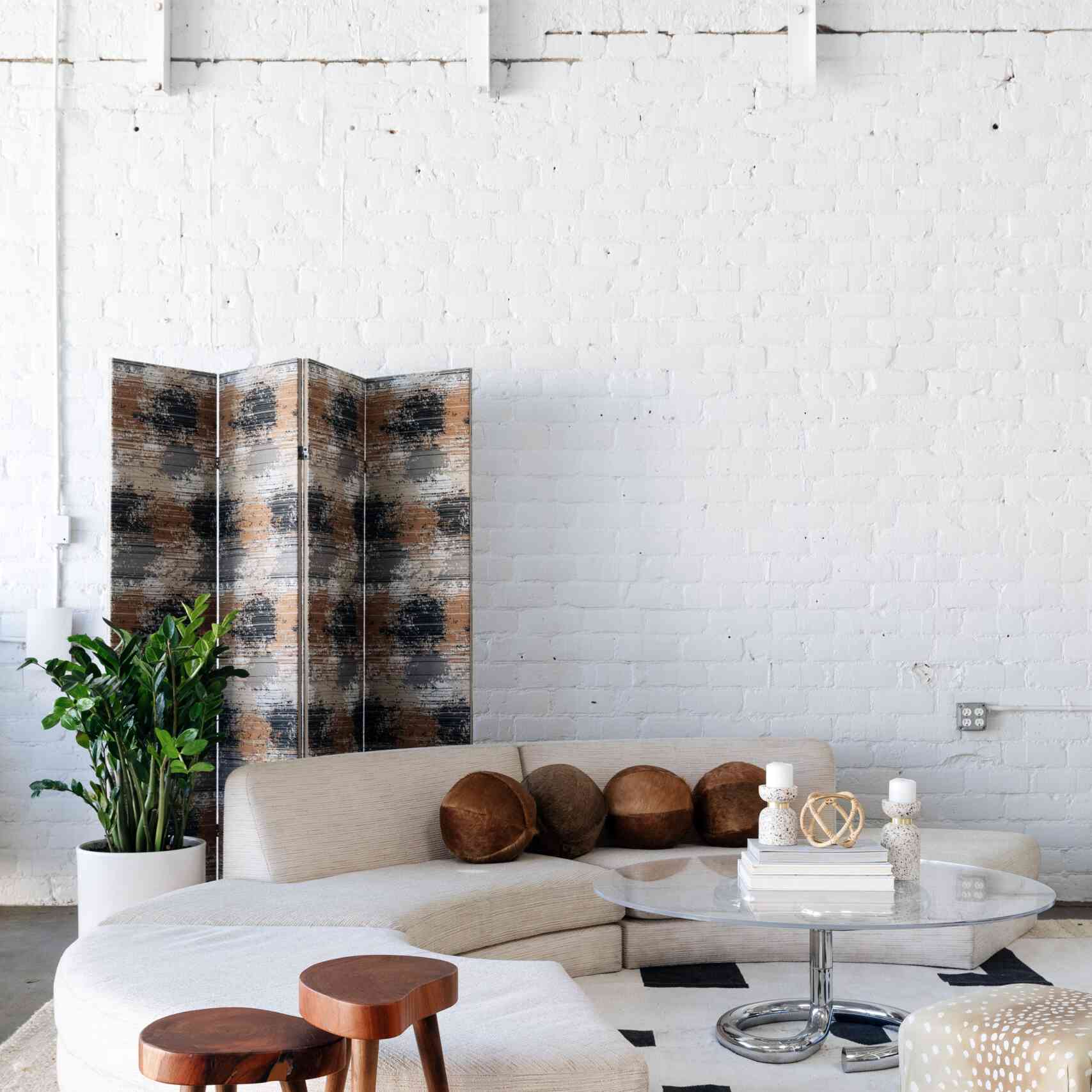 白色起居室有弯曲的沙发。