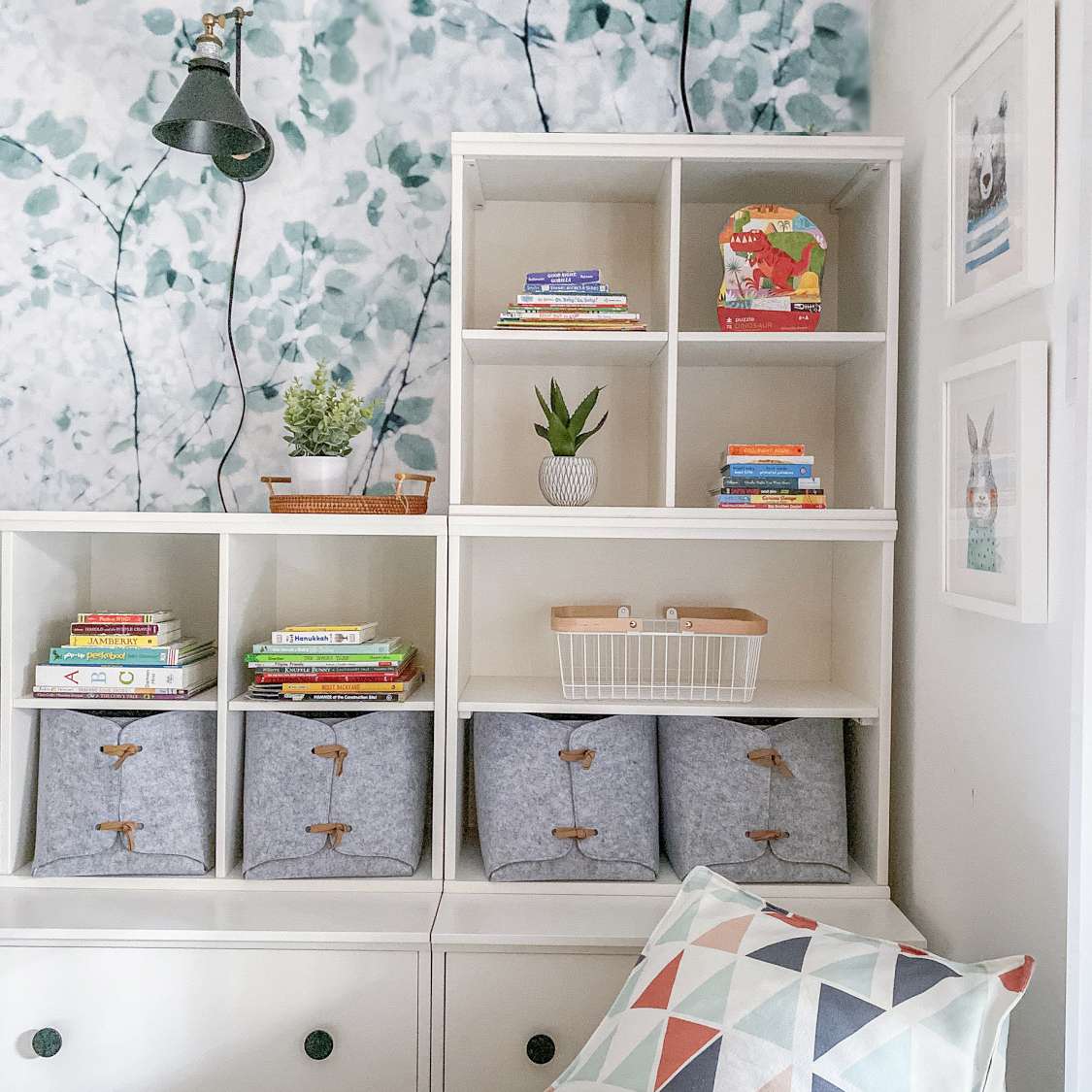 有花墙纸的游戏室。