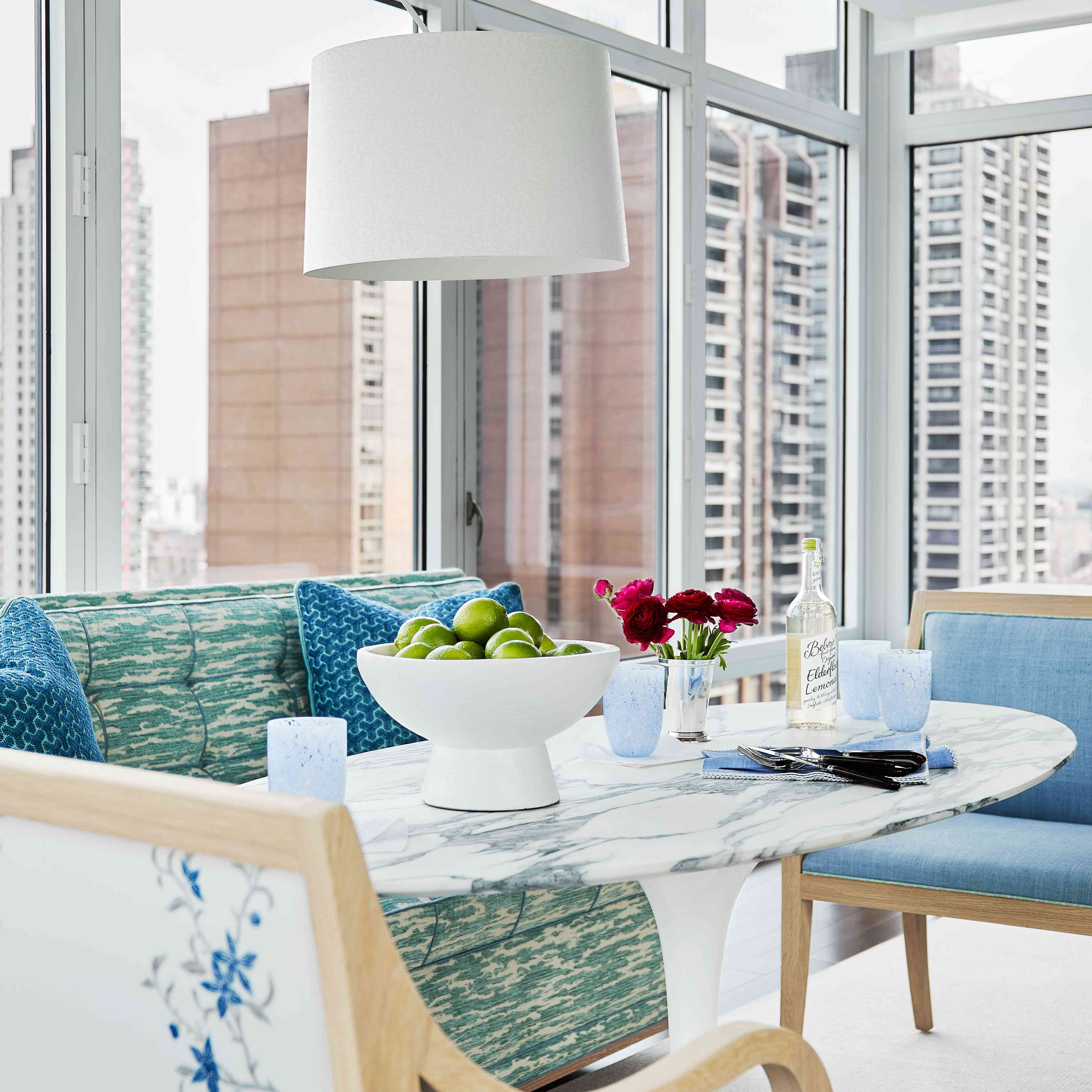 用餐宴会与大理石桌。