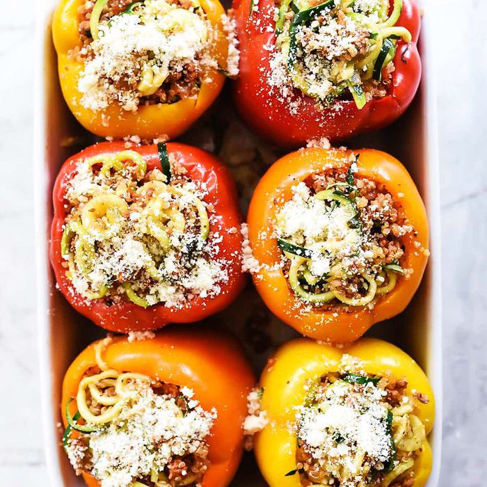 Spiralized西葫芦，藜麦，和土耳其香肠酿三宝