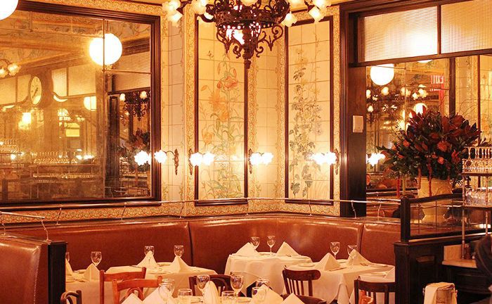 室内拍摄的一个桌子设置在比克曼酒店在纽约