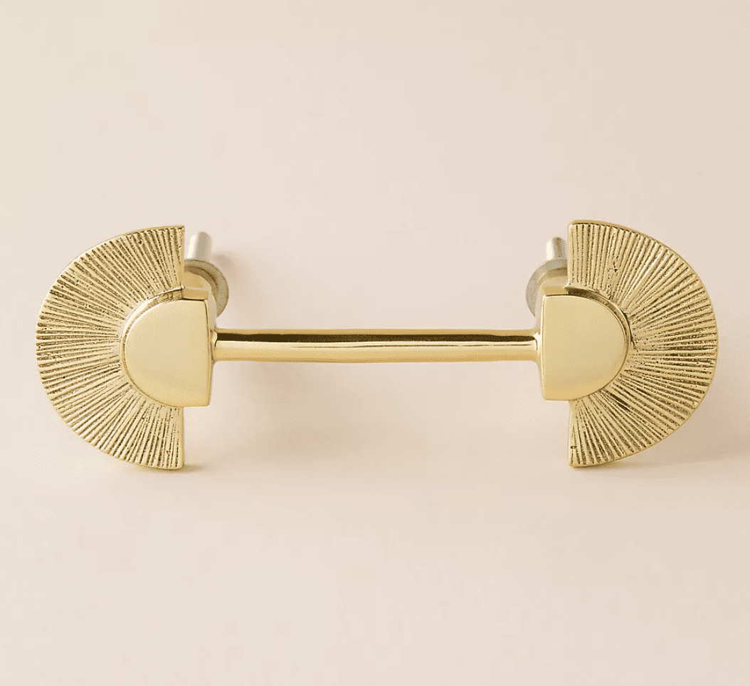 一个华丽的黄铜抽屉拉杆，目前在Anthropologie出售