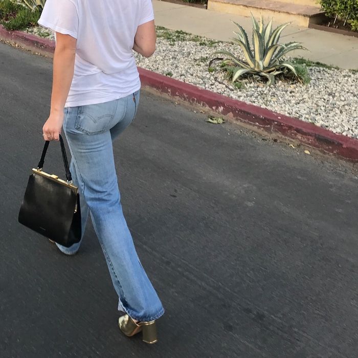 一个女人在走路，从后面看