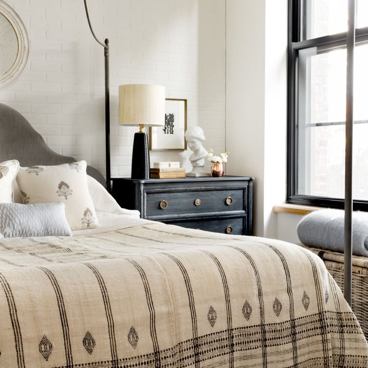 一间带米色床罩和海军缘头的卧室