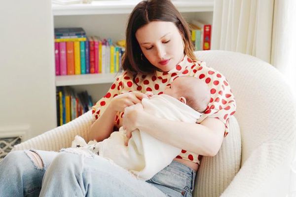 一位母亲抱着她的孩子