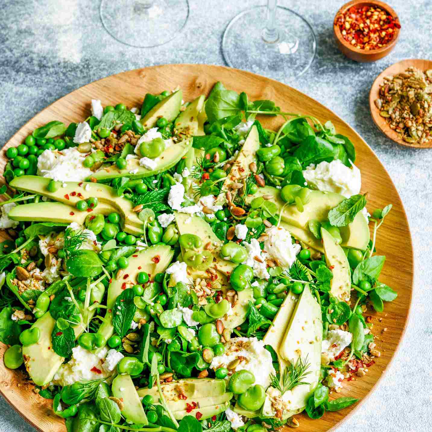 牛油果，蚕豆，和山羊奶酪沙拉