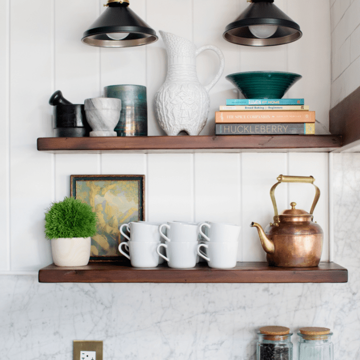 厨房用白色木镶板墙