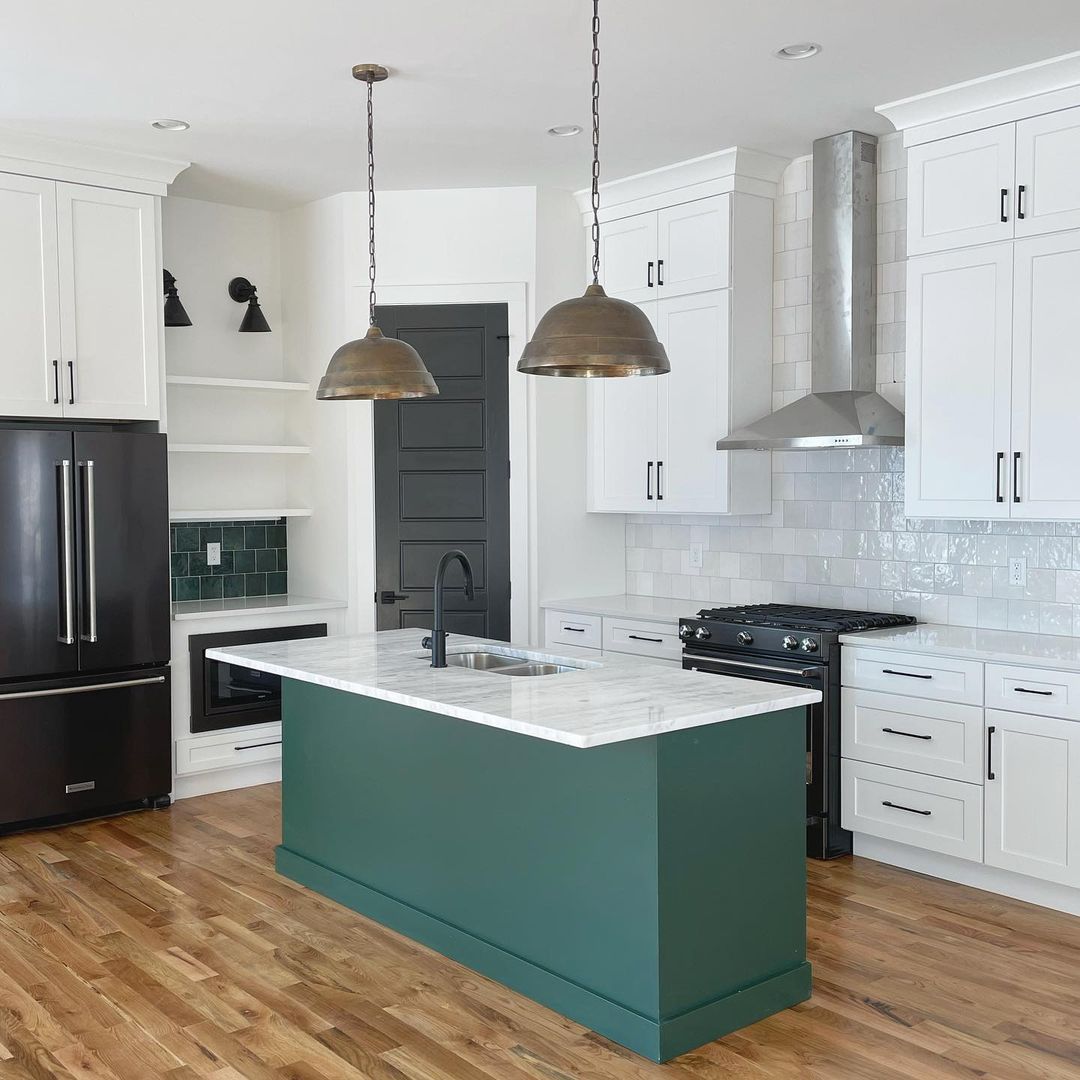 有白色橱柜和木层压地板的厨房。