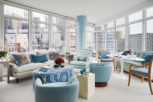 配有蓝色古典家具的大型城市公寓。