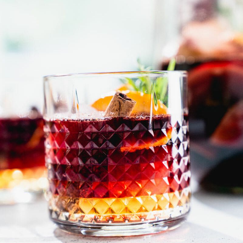 在一个老式的玻璃点缀桑格利亚用肉桂棒。