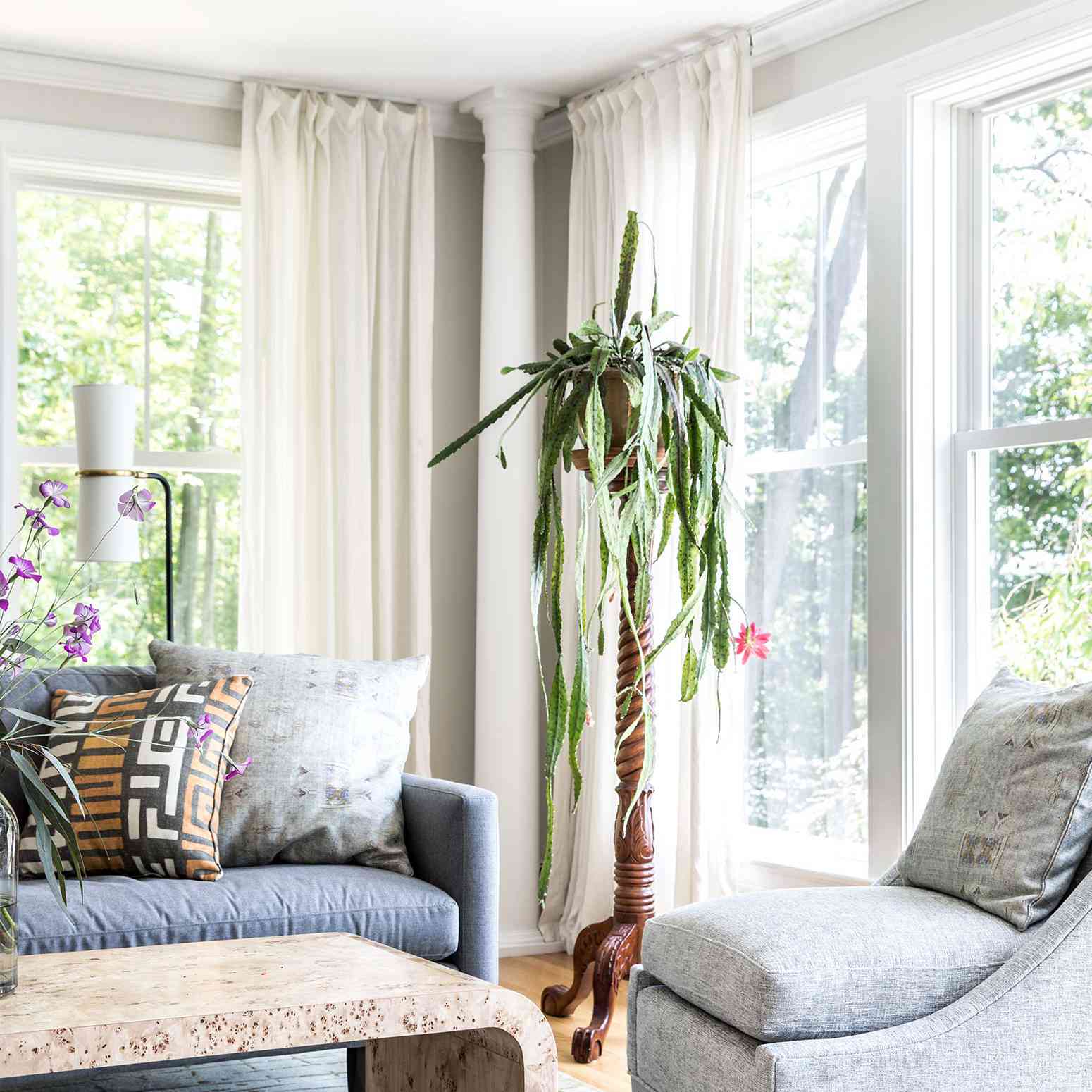 挂着纯白色窗帘的客厅