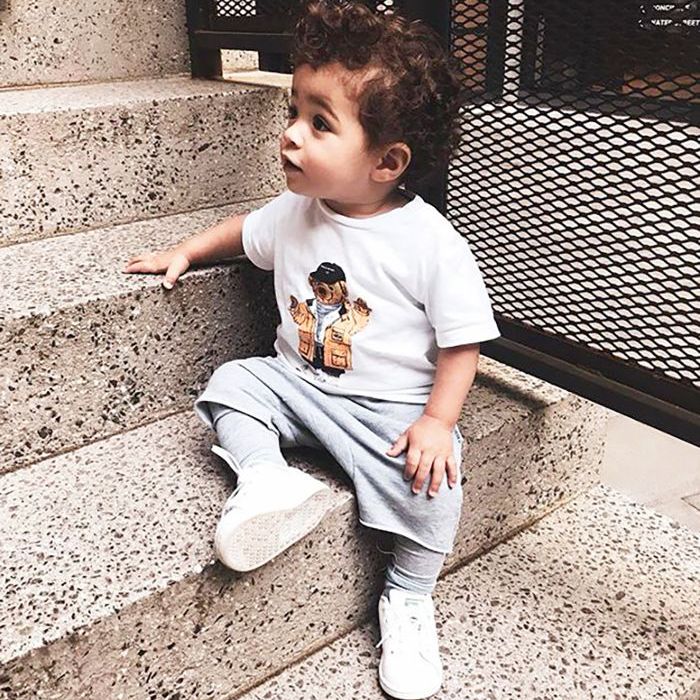 一个小孩坐在了一步