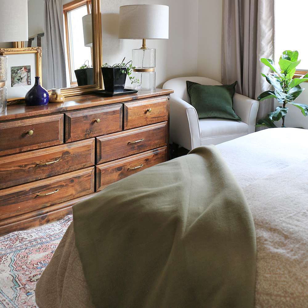 华丽的镜子坐在梳妆台对面的床。