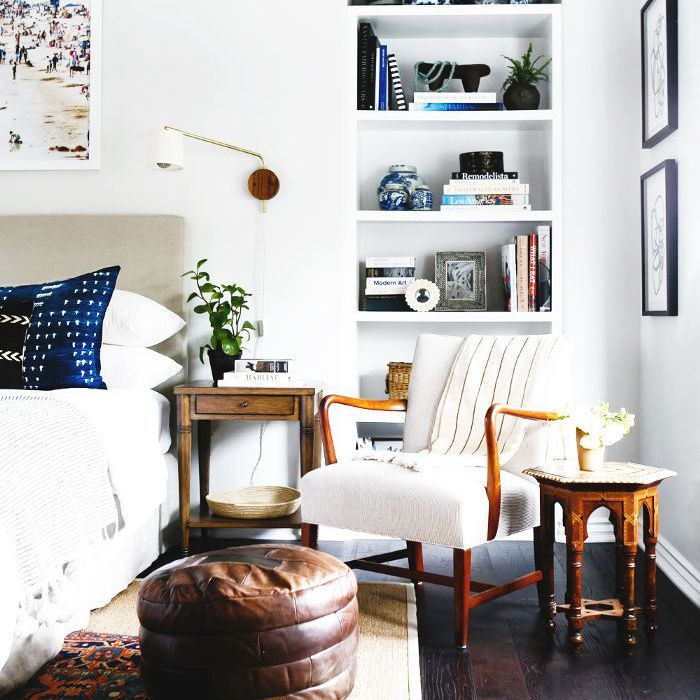 铺着分层地毯的卧室