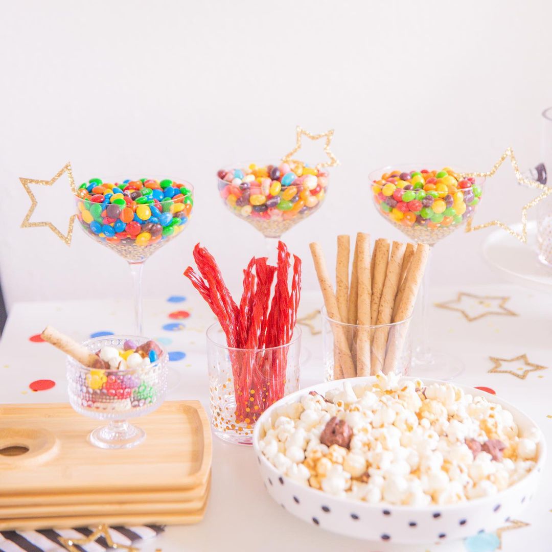 糖果和小吃在酒吧车上