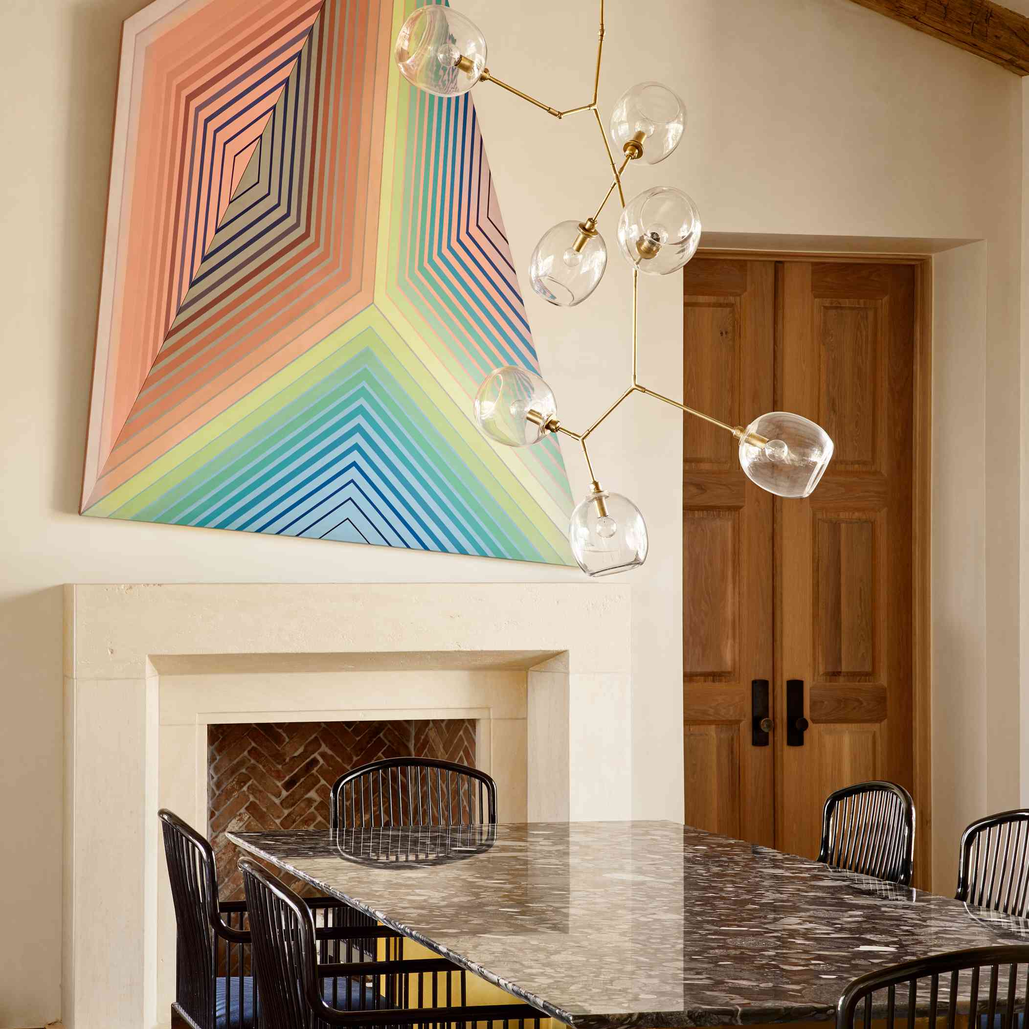 有大3d彩虹艺术片的餐厅在墙壁上。