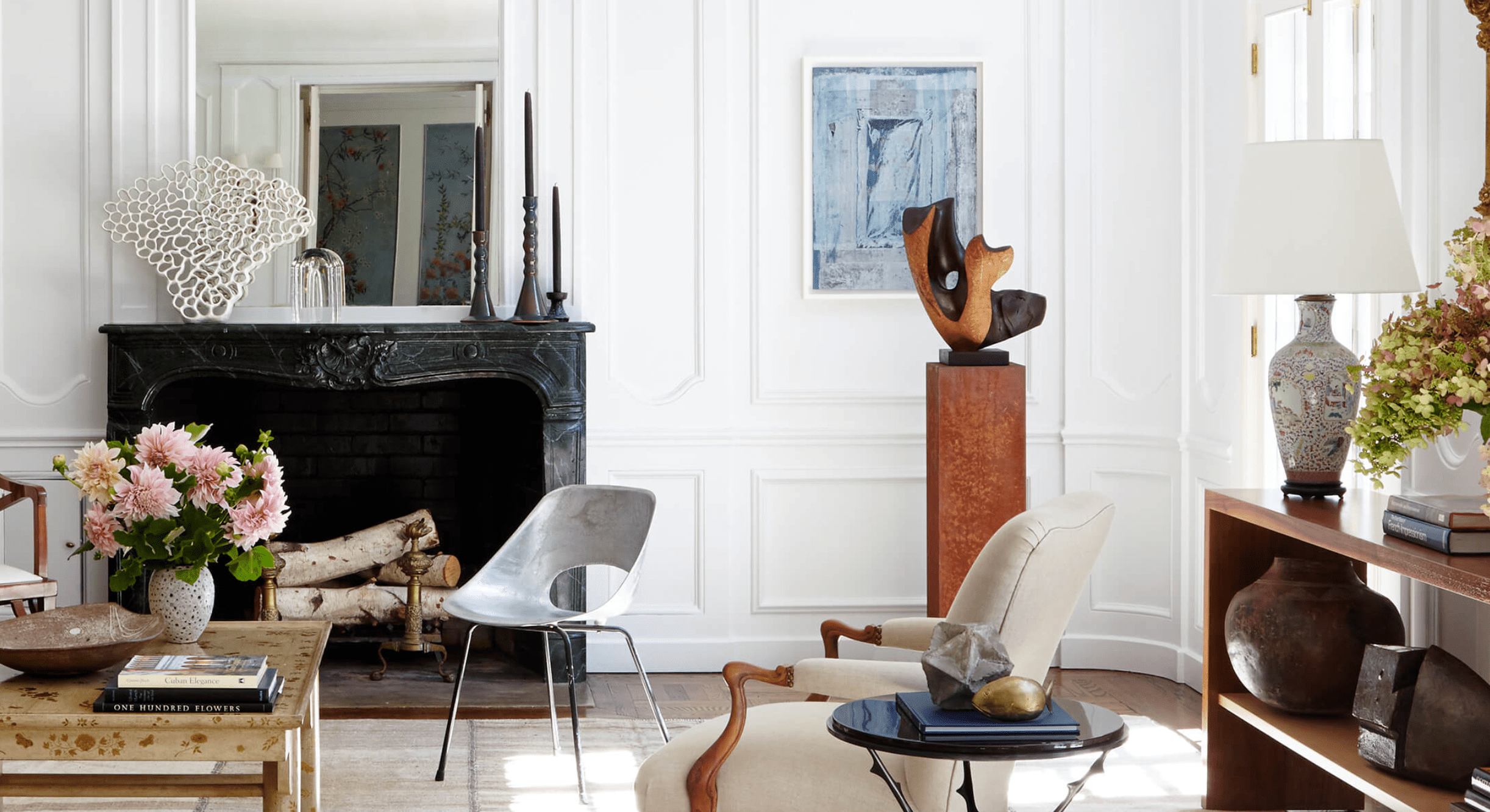 带皇冠造型和大理石壁炉的起居室