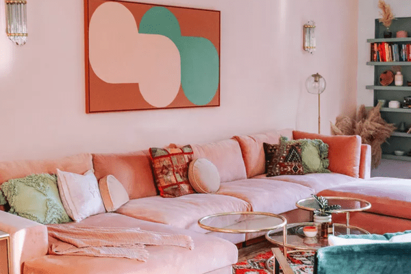 带粉红色的墙壁和粉红色沙发的客厅