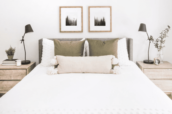 简约主义卧室，配有时尚的台灯