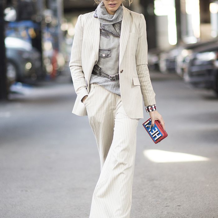 一个穿着职业装的女人走过停车场