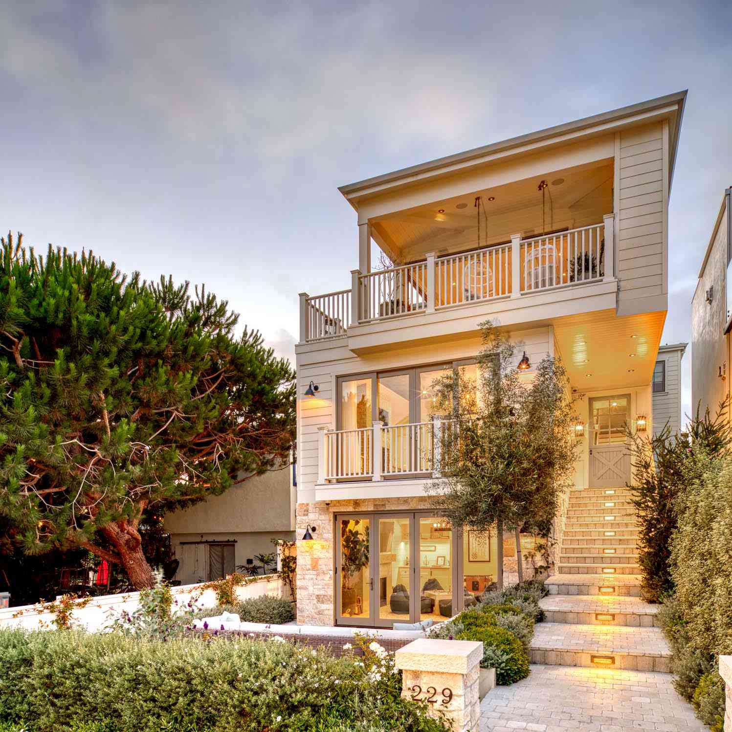 有上台阶的植物的高大的外部家。