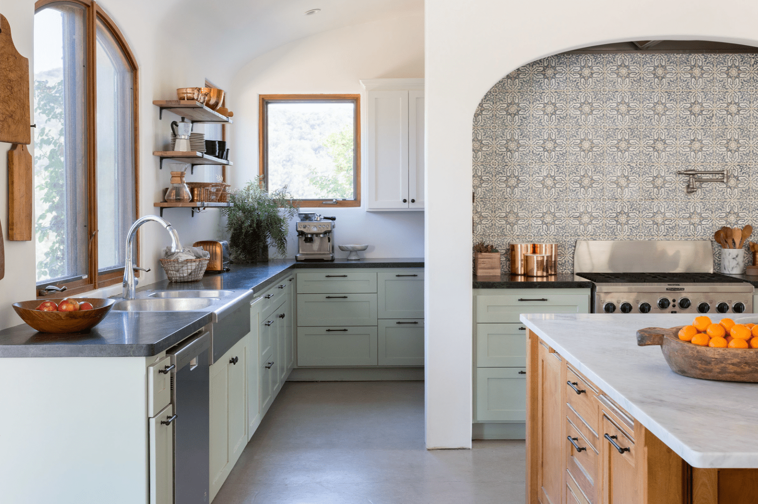 厨房里有崭新的橱柜，印花瓷砖后挡板，还有煤气炉