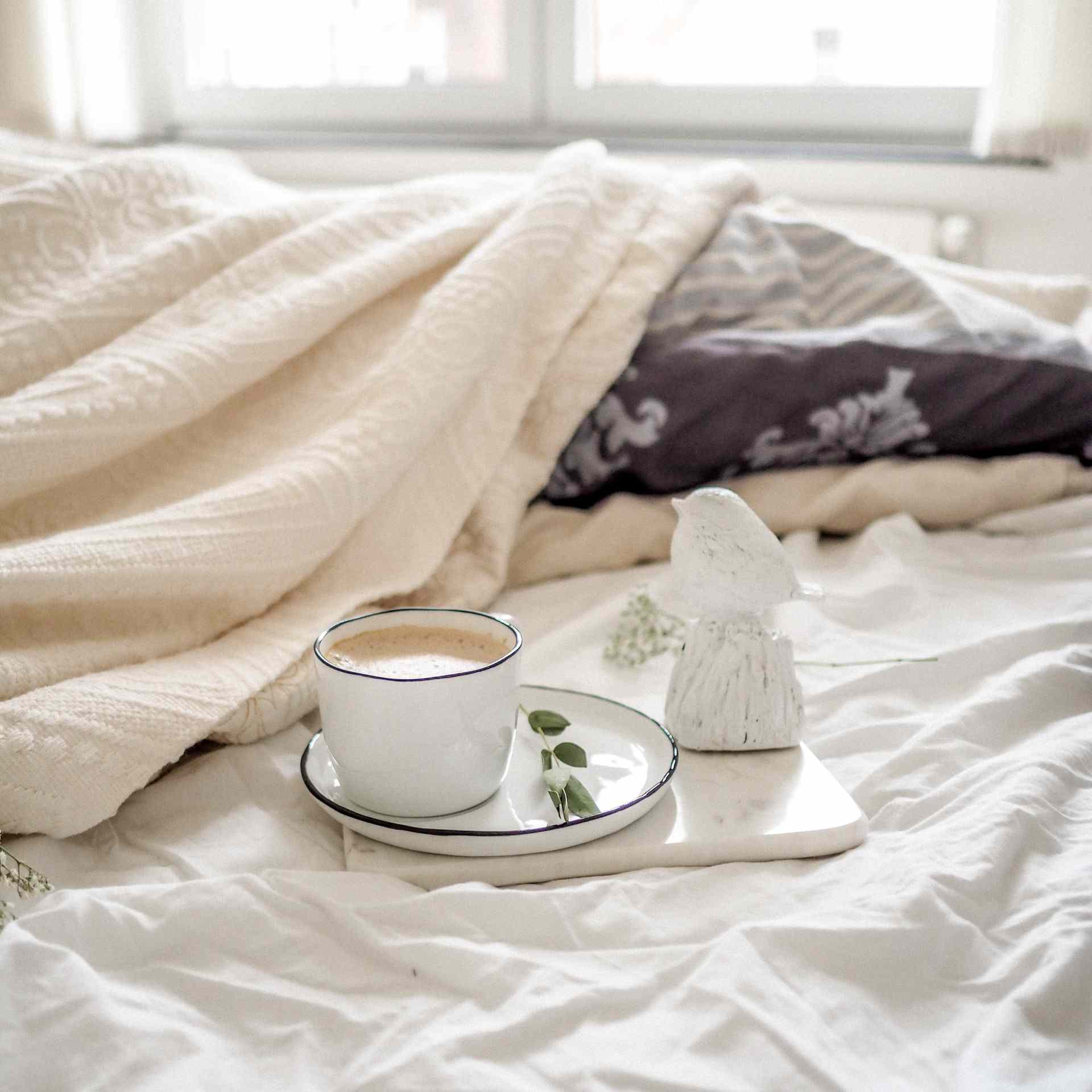 在舒适的床上放着咖啡托盘