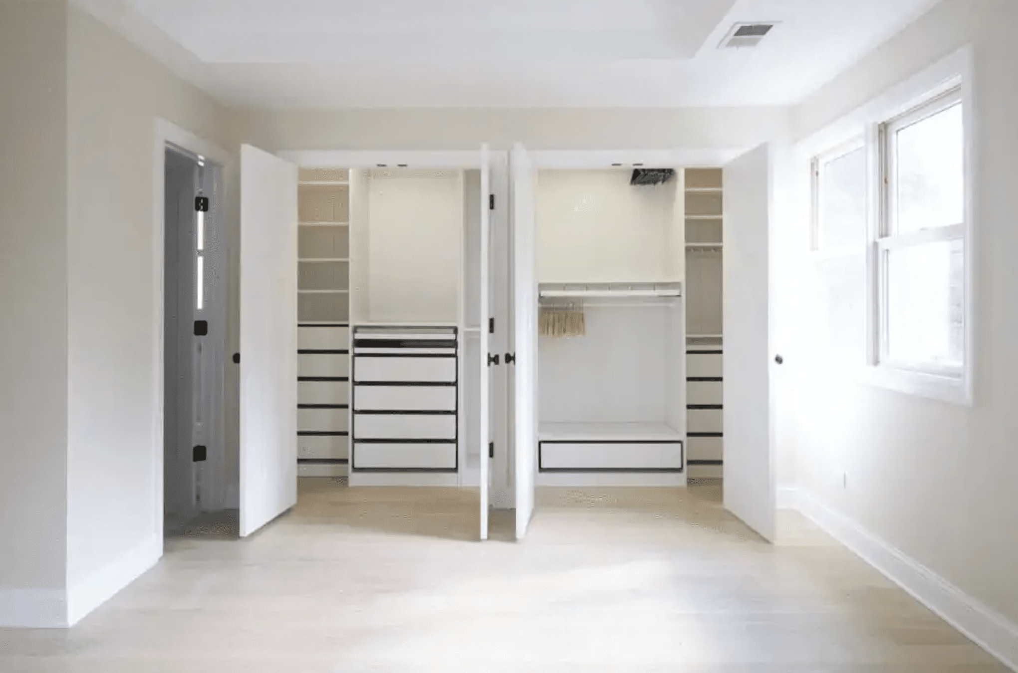 一个翻新过的宜家衣橱，里面没有衣服。